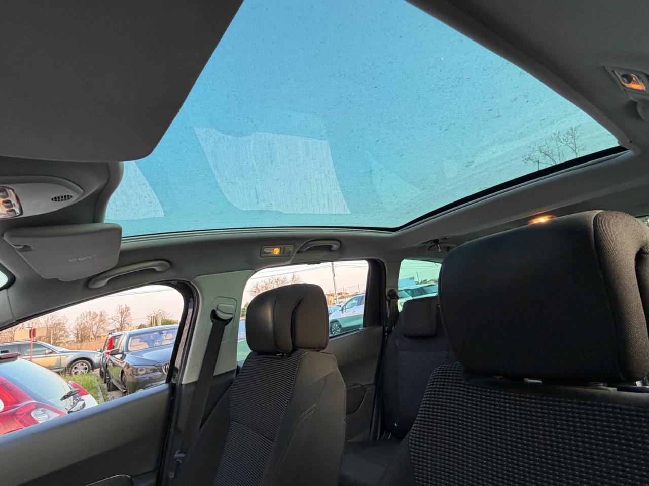 Peugeot 5008 1.6 HDi 112CV cambio robotizzato Tecno