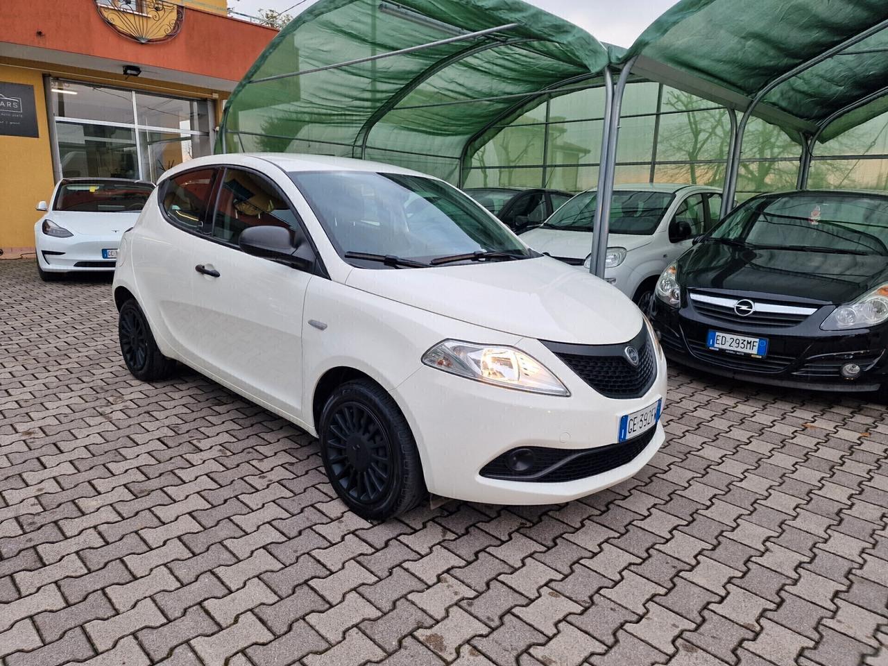 Lancia Ypsilon 1.0 FireFly S&S Hybrid Ecochic Silver