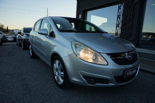 OPEL Corsa 1.4 16V 5 porte Cosmo NEOPATENTATI