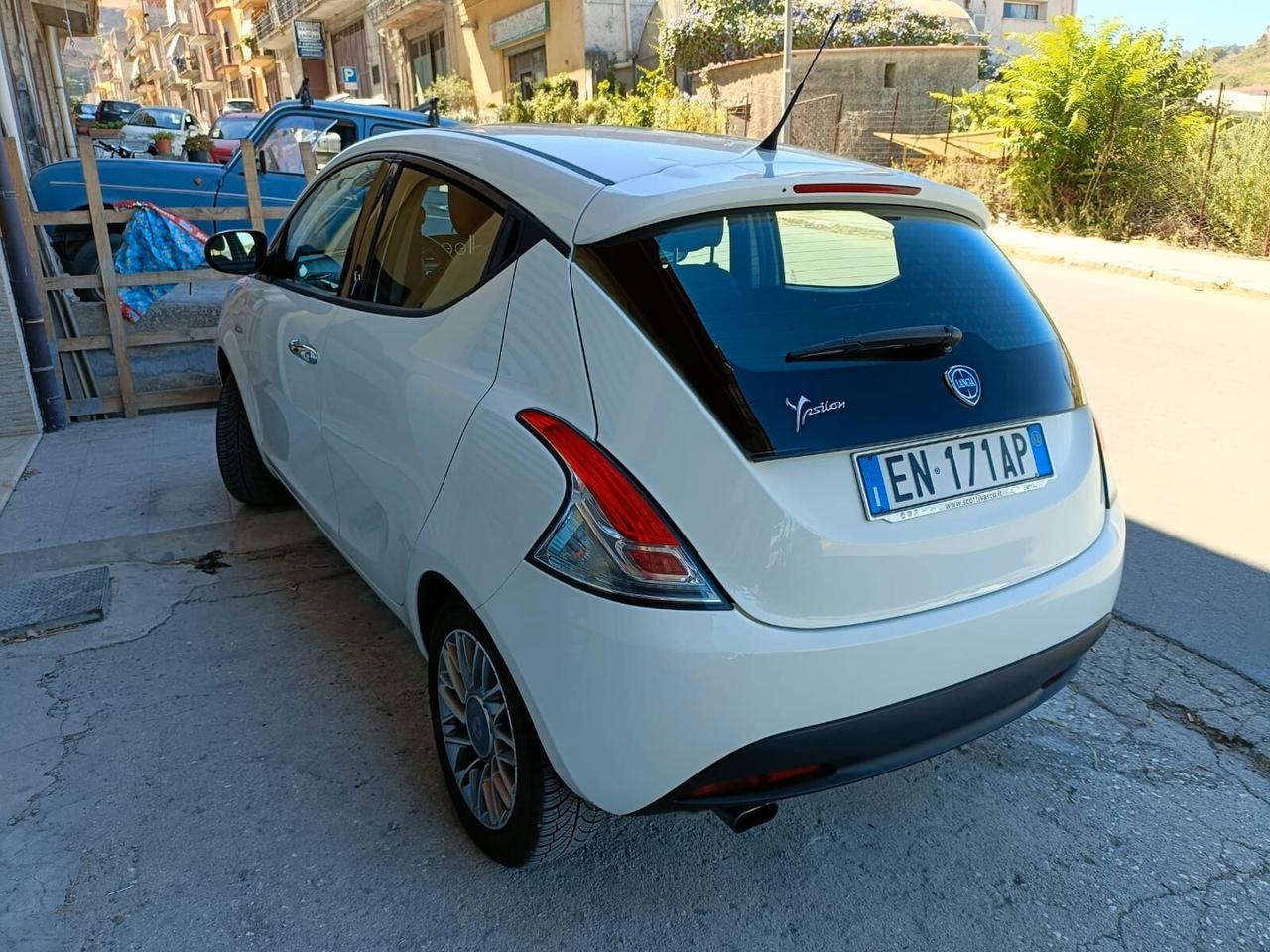 Lancia Ypsilon 1.2 Gold - 2012