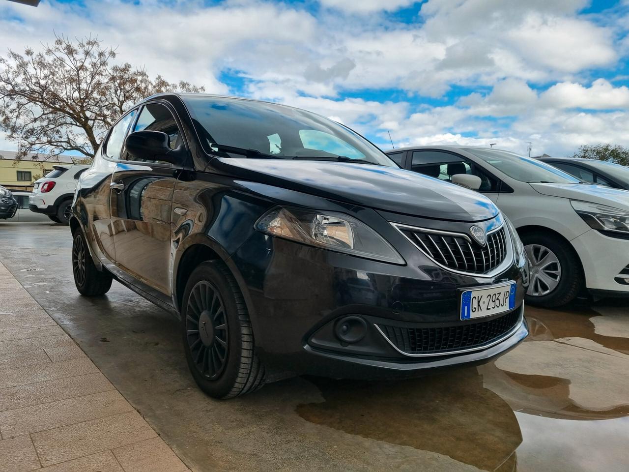 Lancia Ypsilon 1.0 FireFly 5 porte S&S Hybrid Silver