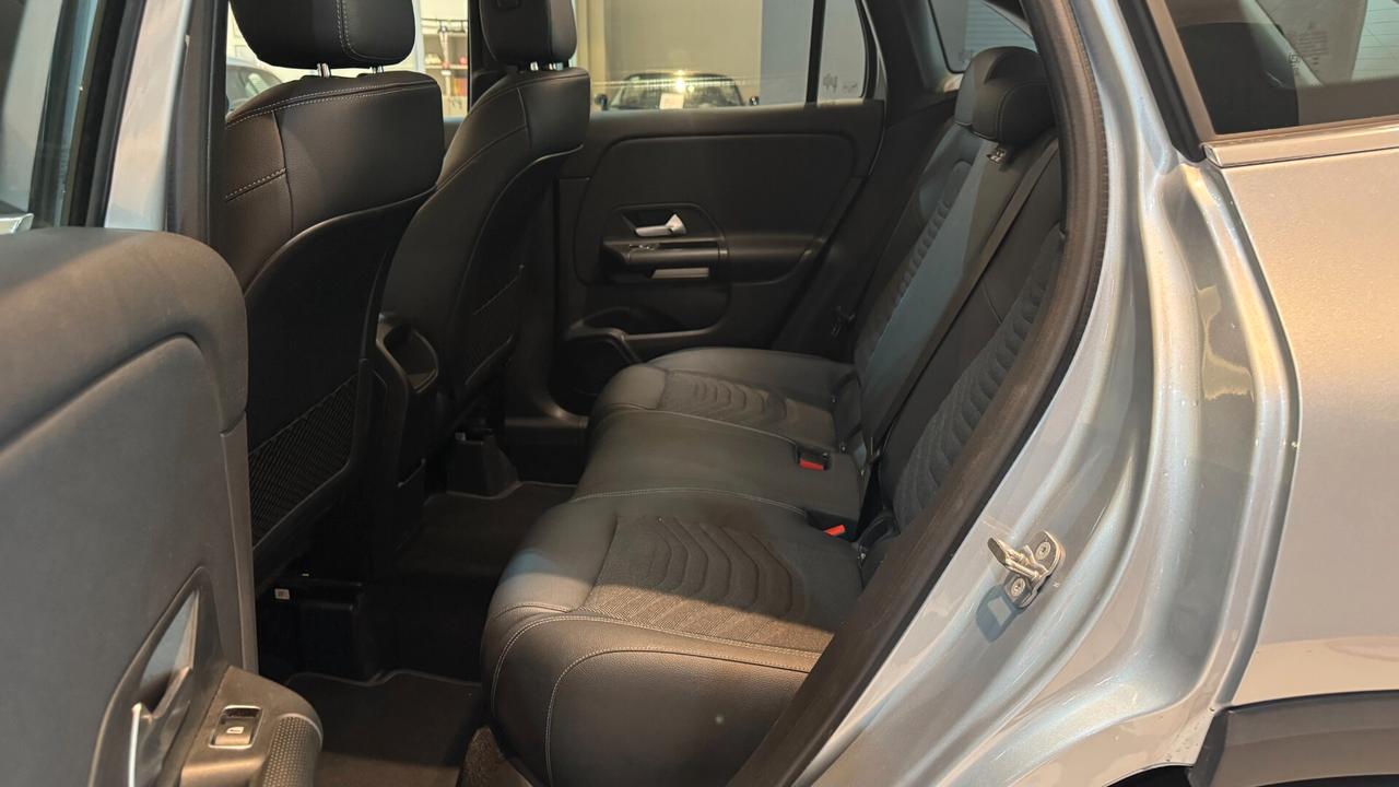 MERCEDES-BENZ GLA 180d Advanced - 2024