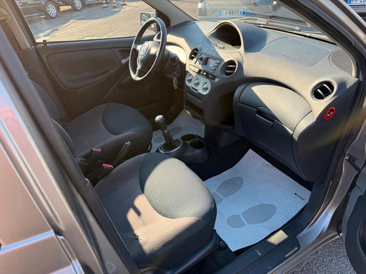 Toyota Yaris 1.4 -4D 75CV 5 PORTE SOL 2004