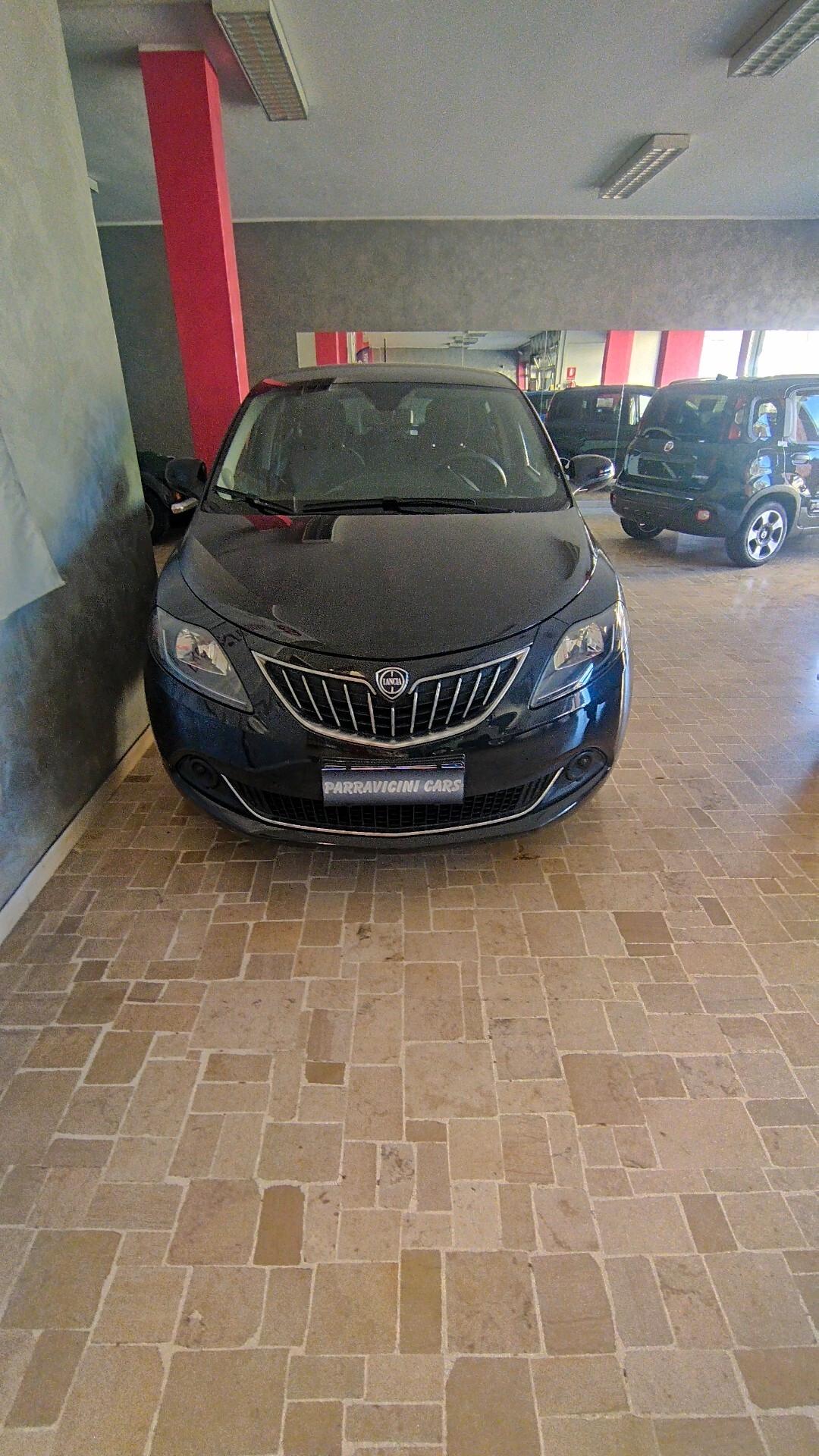 Lancia Ypsilon 1.0 FireFly 5 porte S&S Hybrid Ecochic Silver