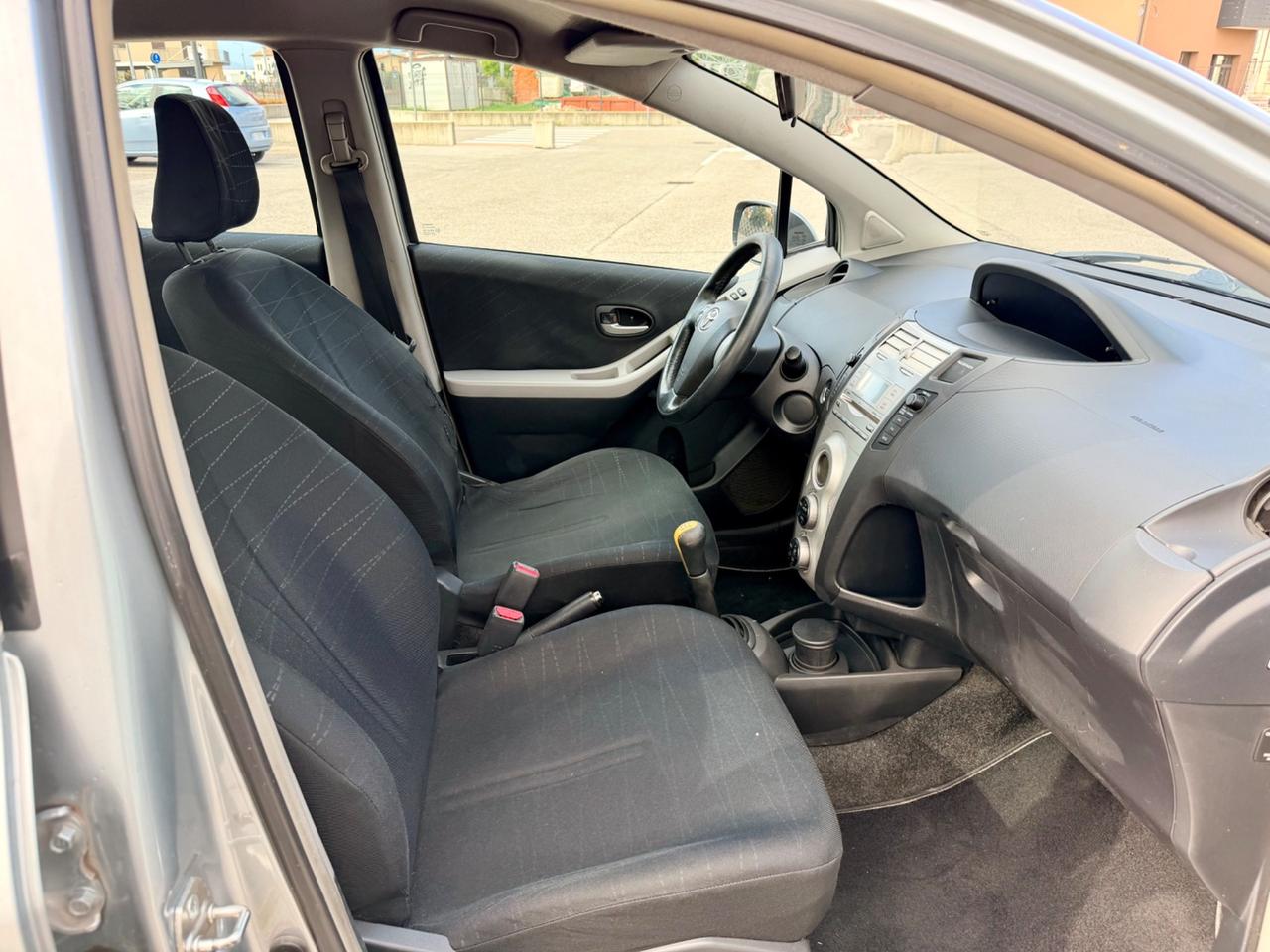 Toyota Yaris 1.3 5 p NAVI 2A SERIE