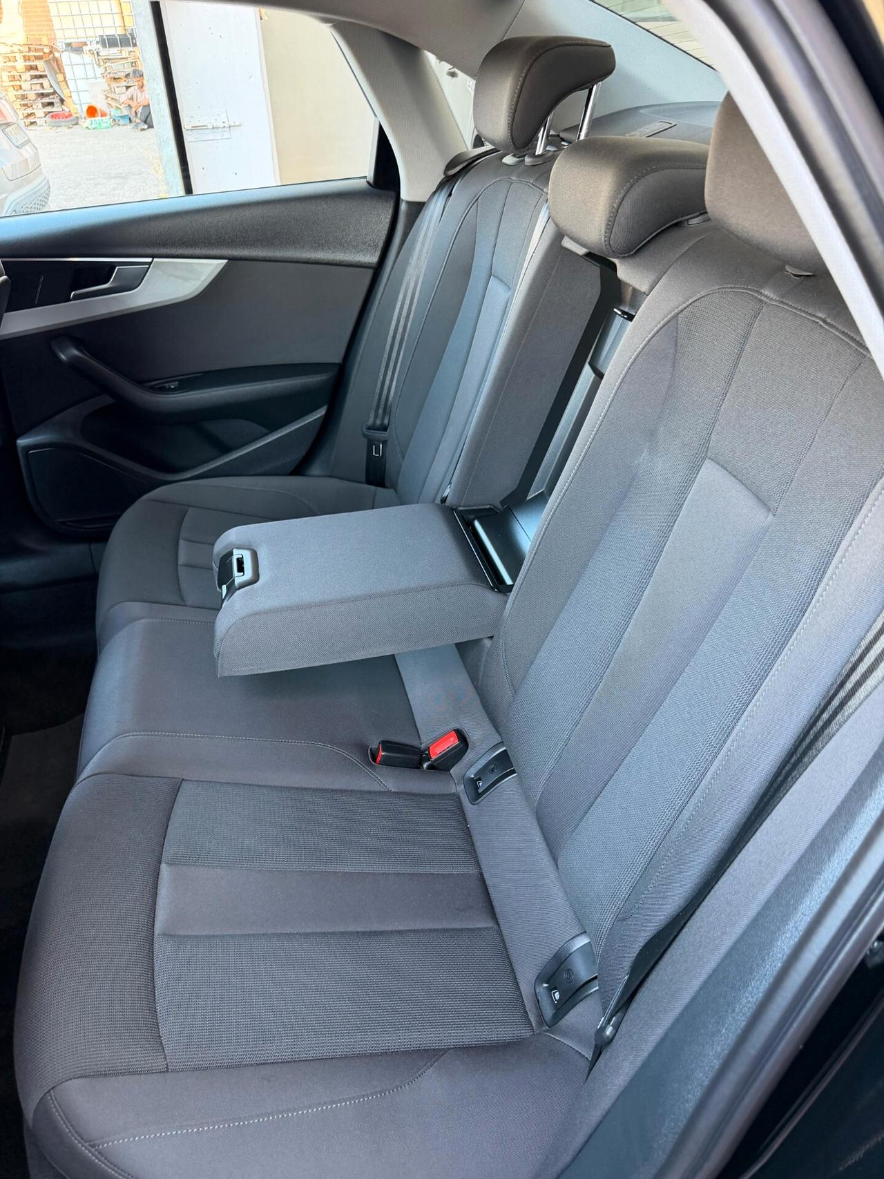 Audi A4 35 TDI/163 CV S tronic line edition fari Matrix