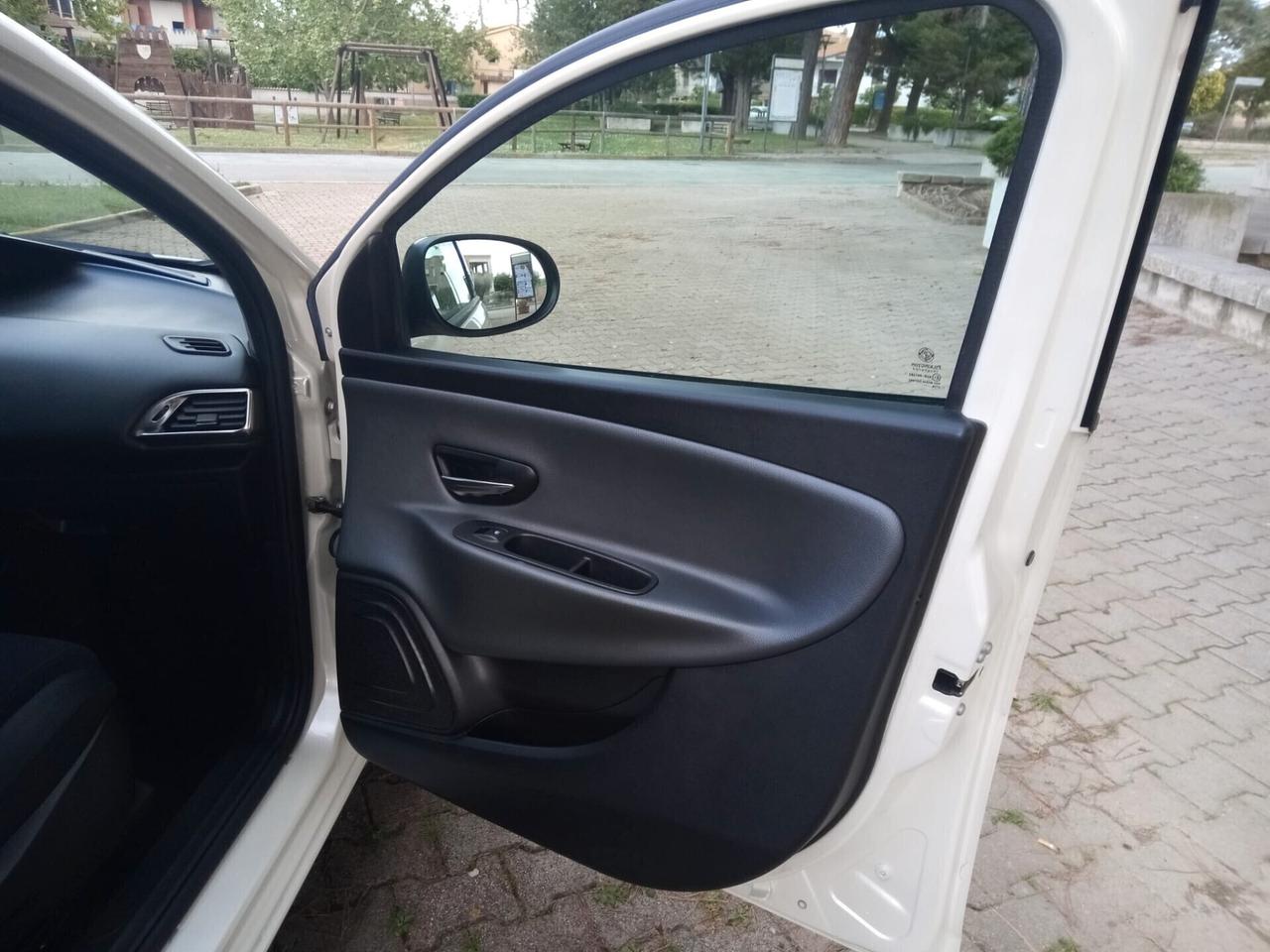 Lancia Ypsilon 1.2 69 CV 5 porte S&S Platinum