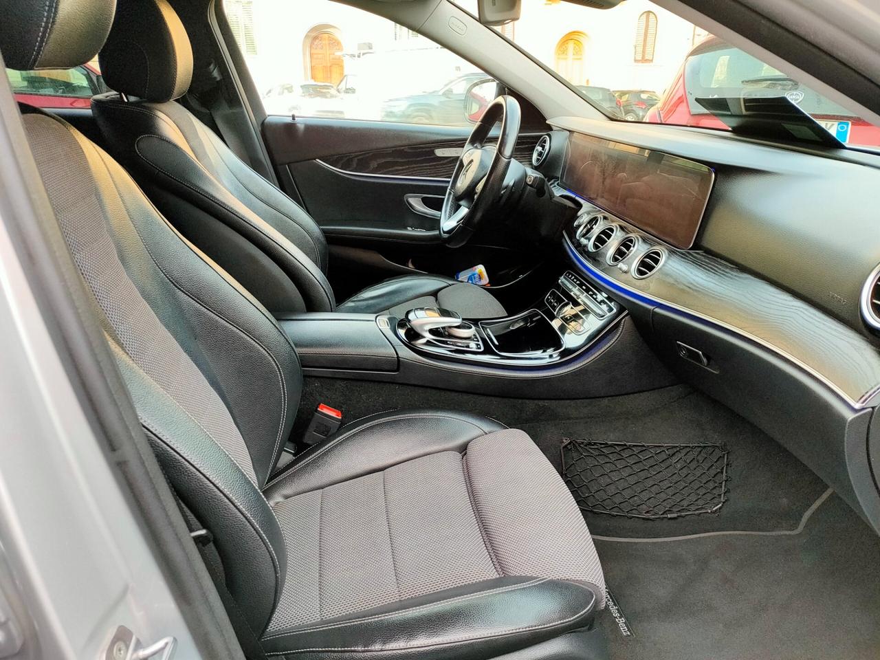 Mercedes-Benz E 220d Auto Premium Plus + Pack AMG