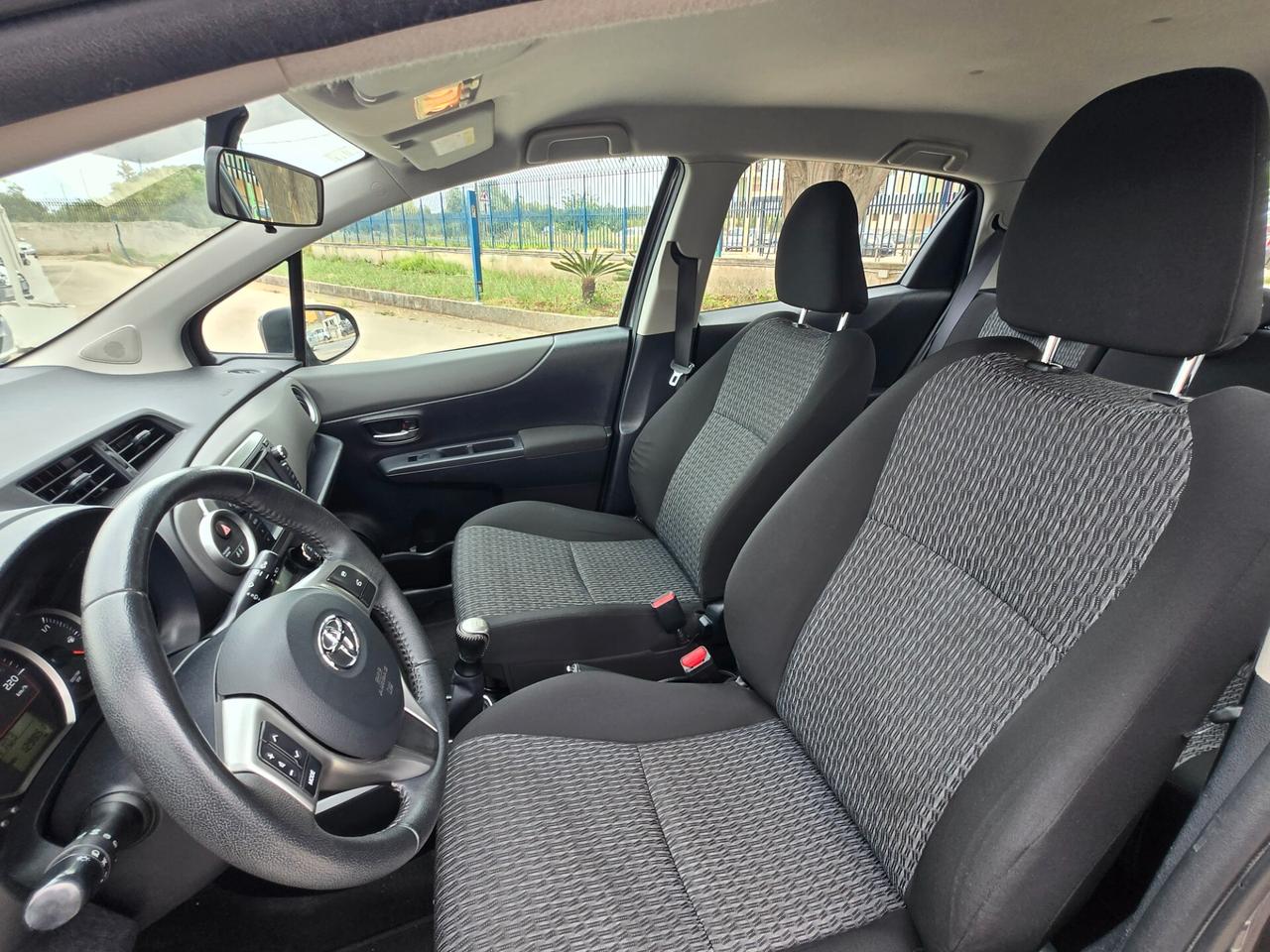 Toyota Yaris 1.0 5 porte Lounge del 2014