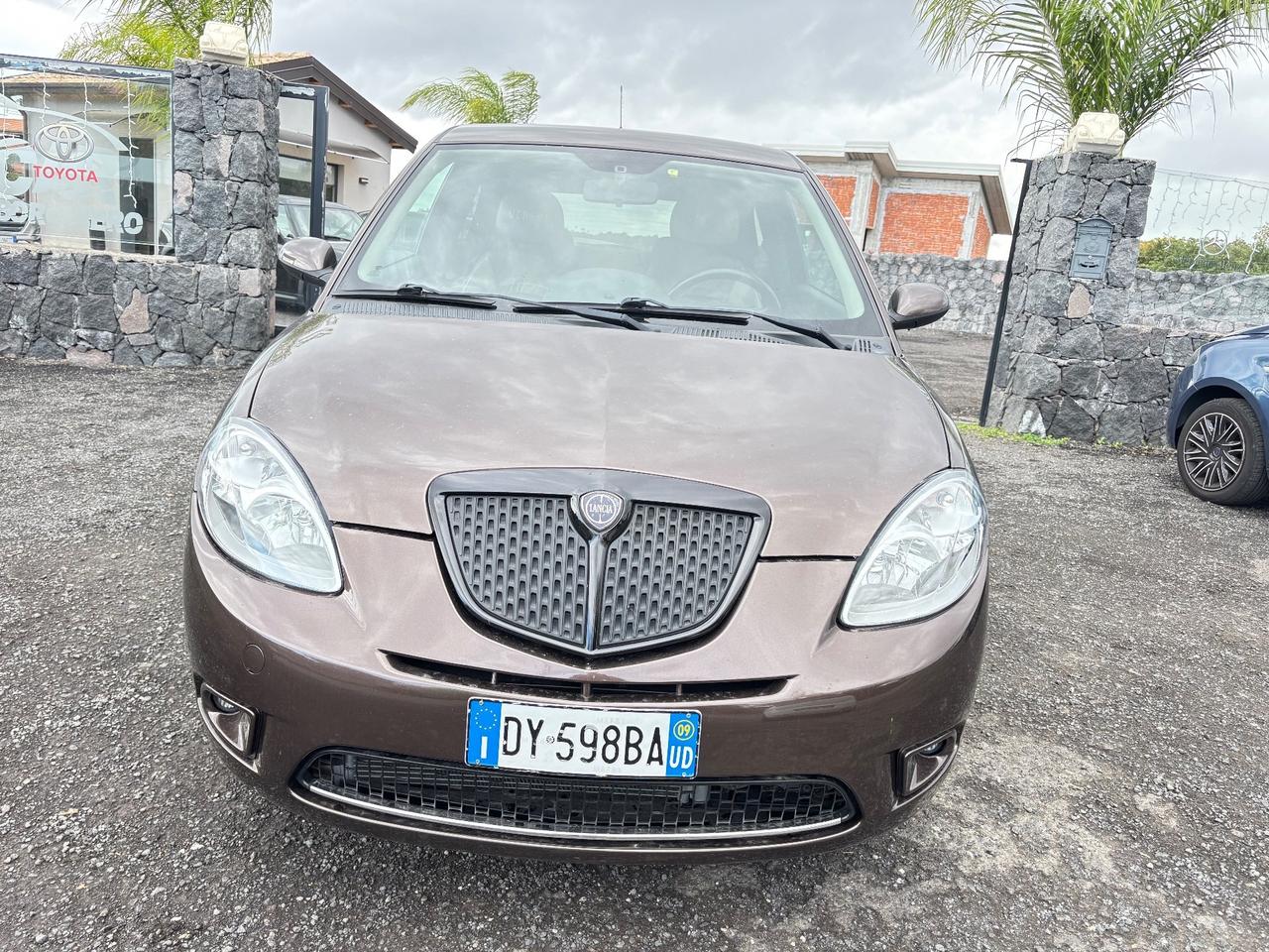 Lancia Ypsilon 1.3 MJT 75 CV Versus