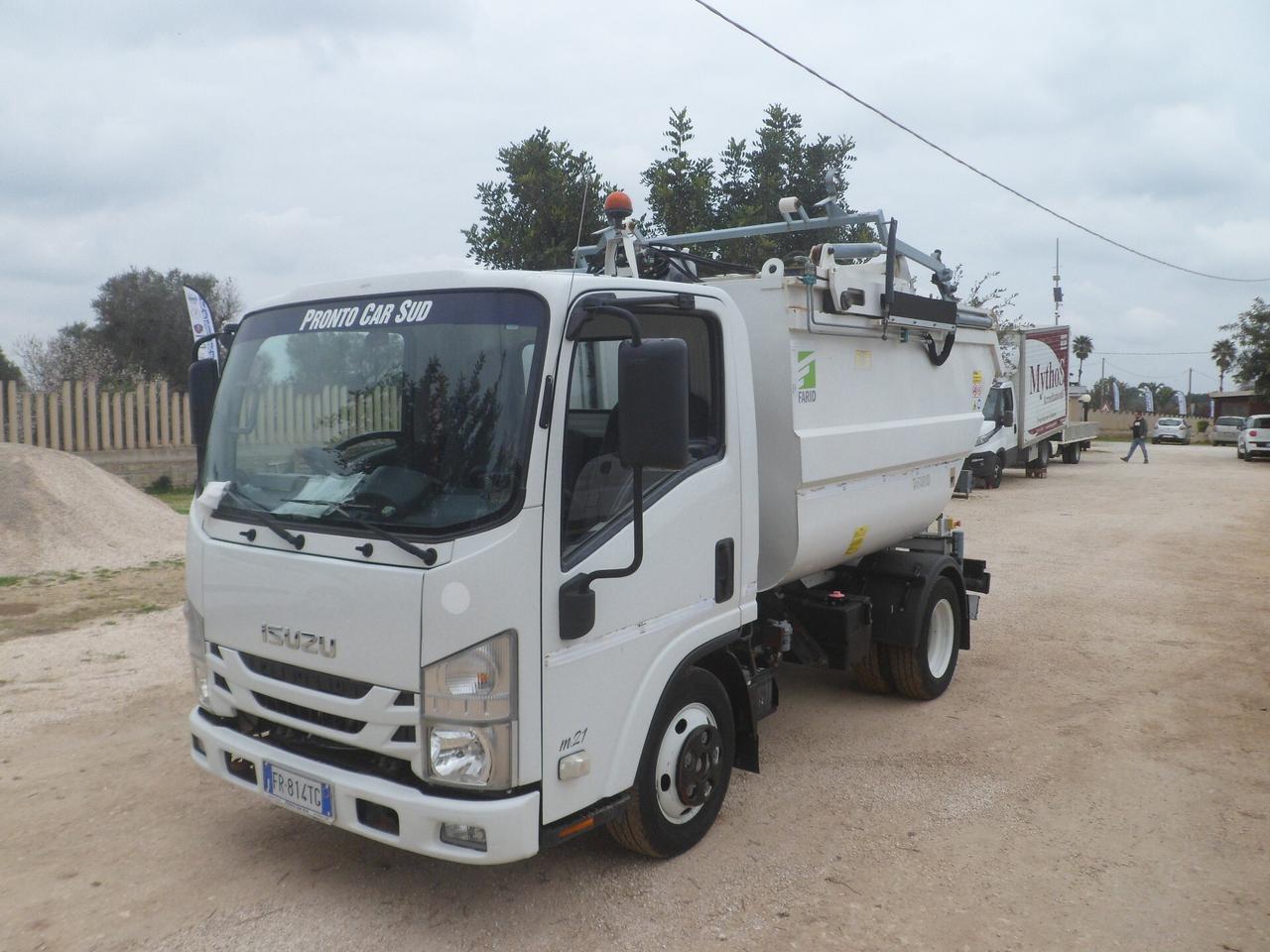 Isuzu M21 compattatore