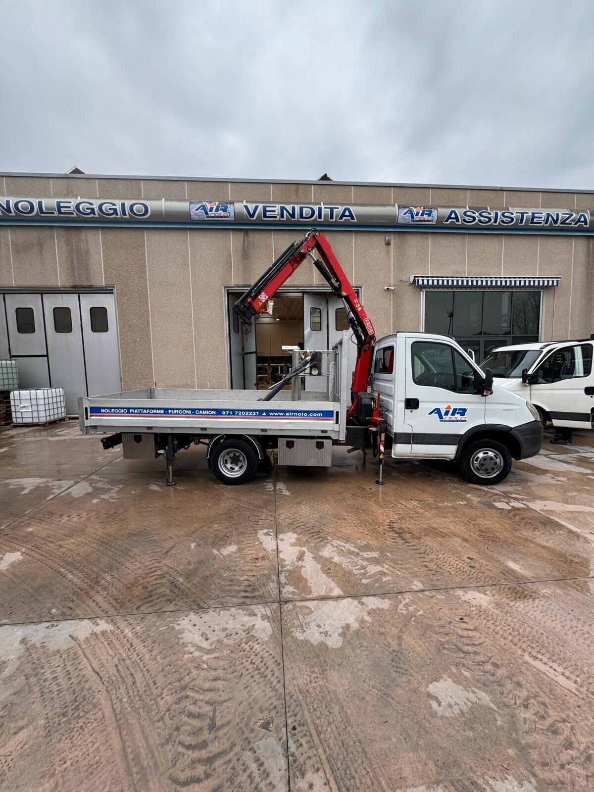 Camion pianale IVECO Daily 35-e4 con gru