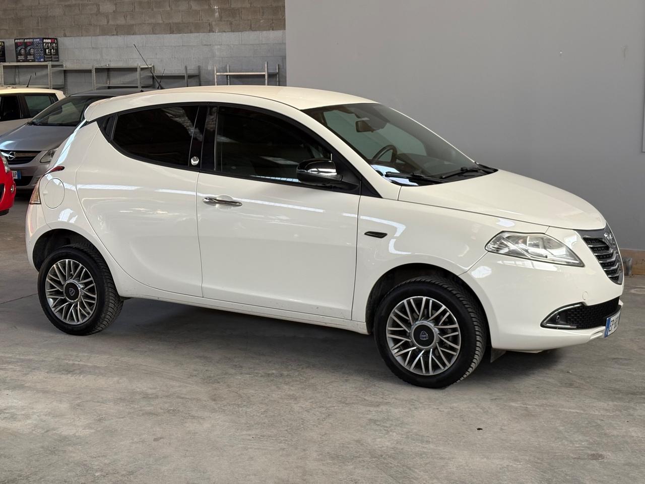 Lancia Ypsilon 0.9 TwinAir 85 CV 5 porte Metano Ecochic Silver