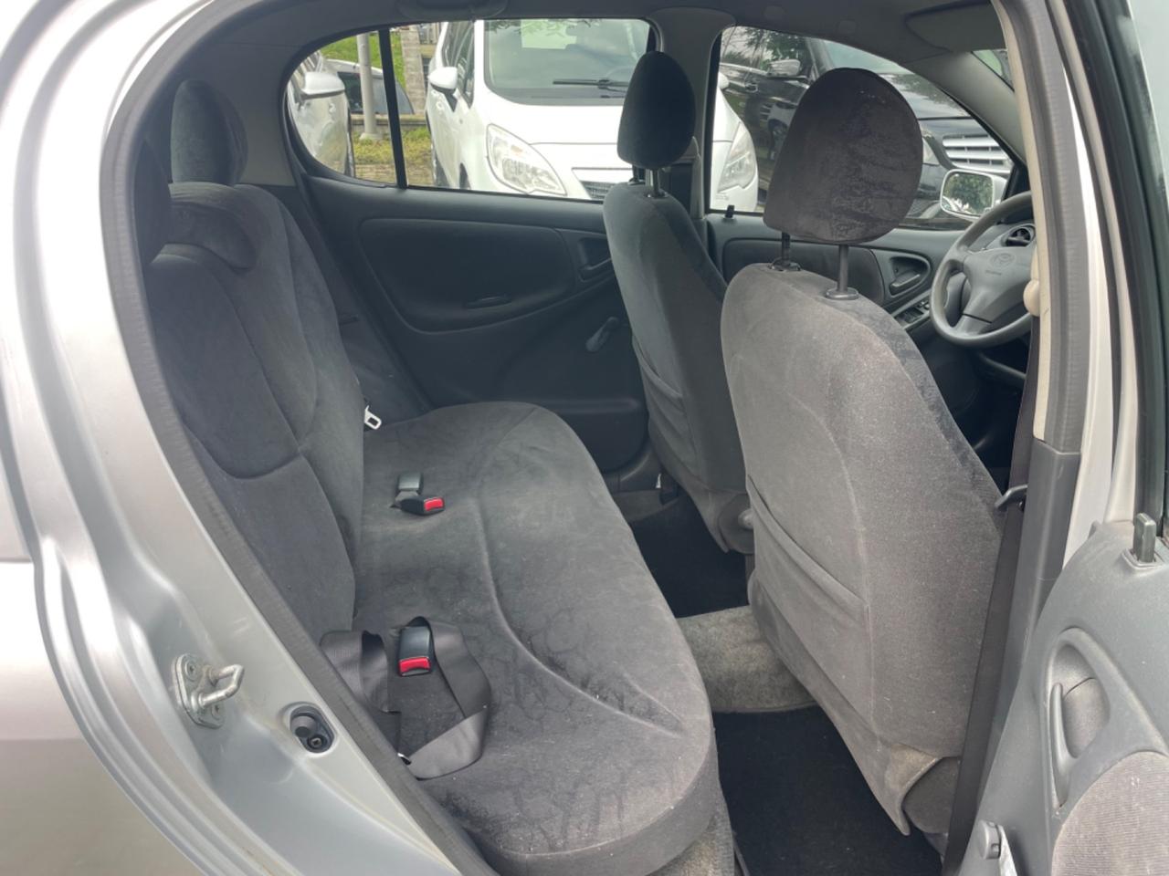 Toyota Yaris 1.0i 16V cat 5 porte Sol