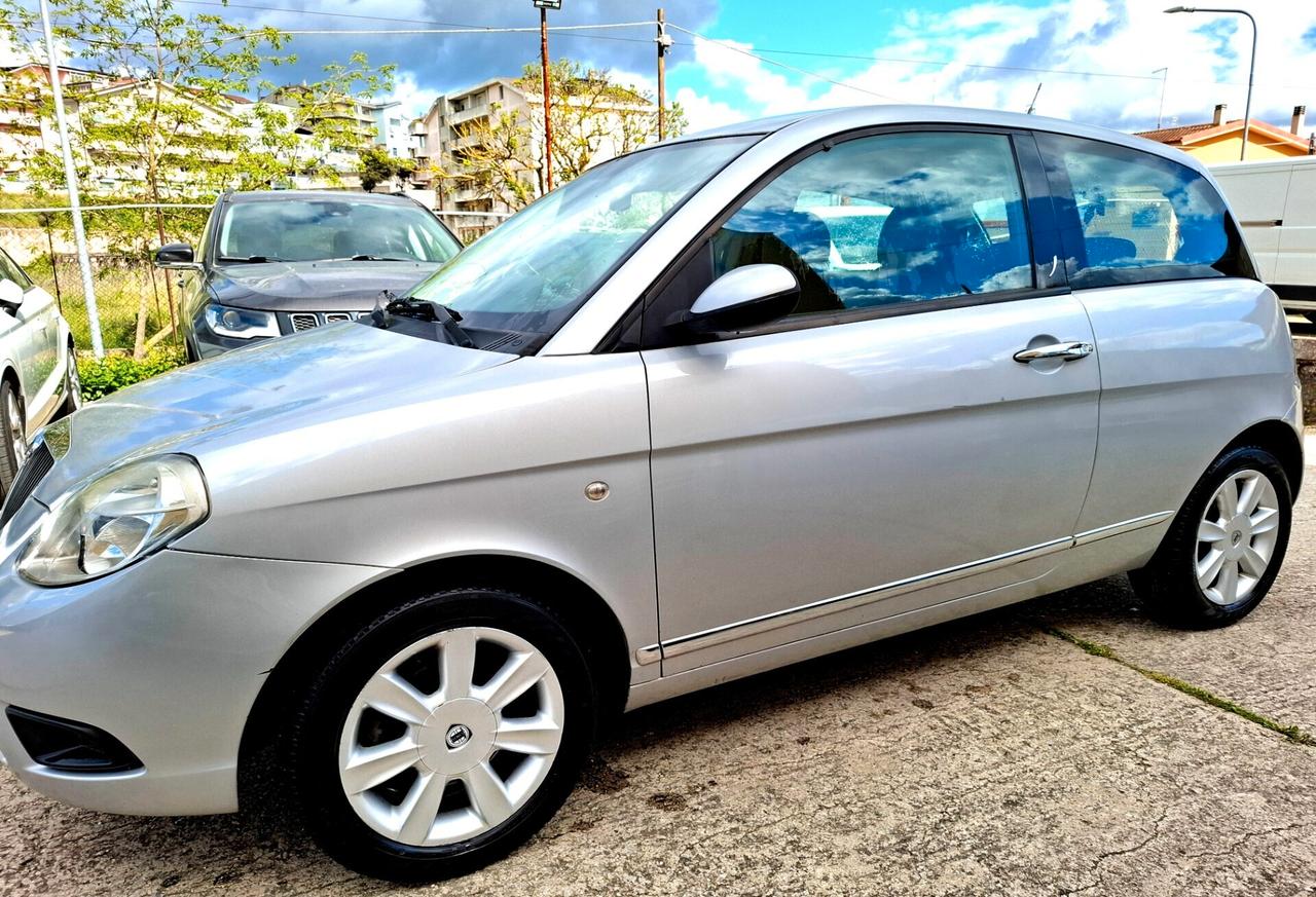 Lancia Ypsilon 1.3 MJT 75 CV Platino