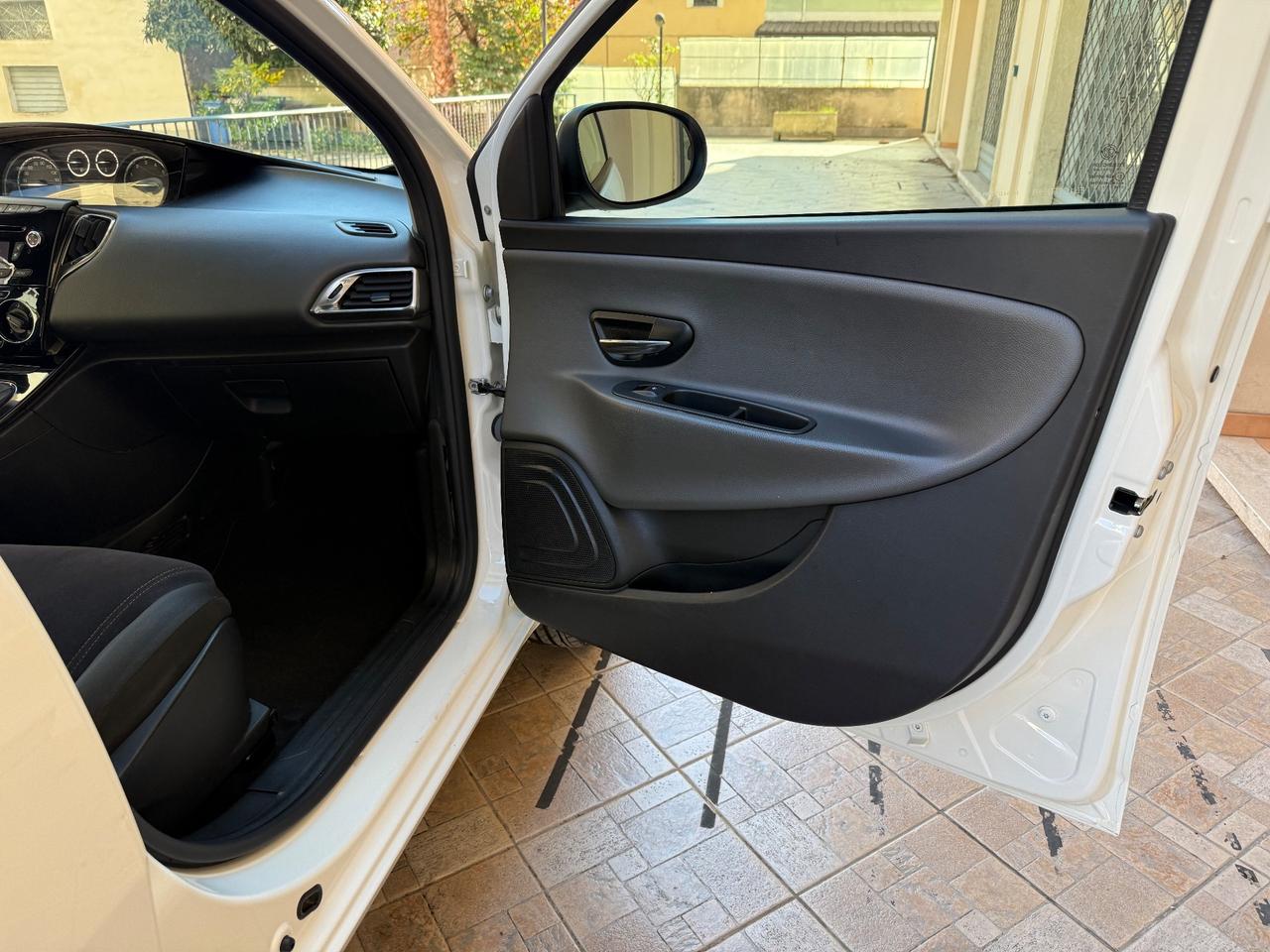 Lancia Ypsilon 0.9 TwinAir 85 CV 5 porte Metano Ecochic Silver