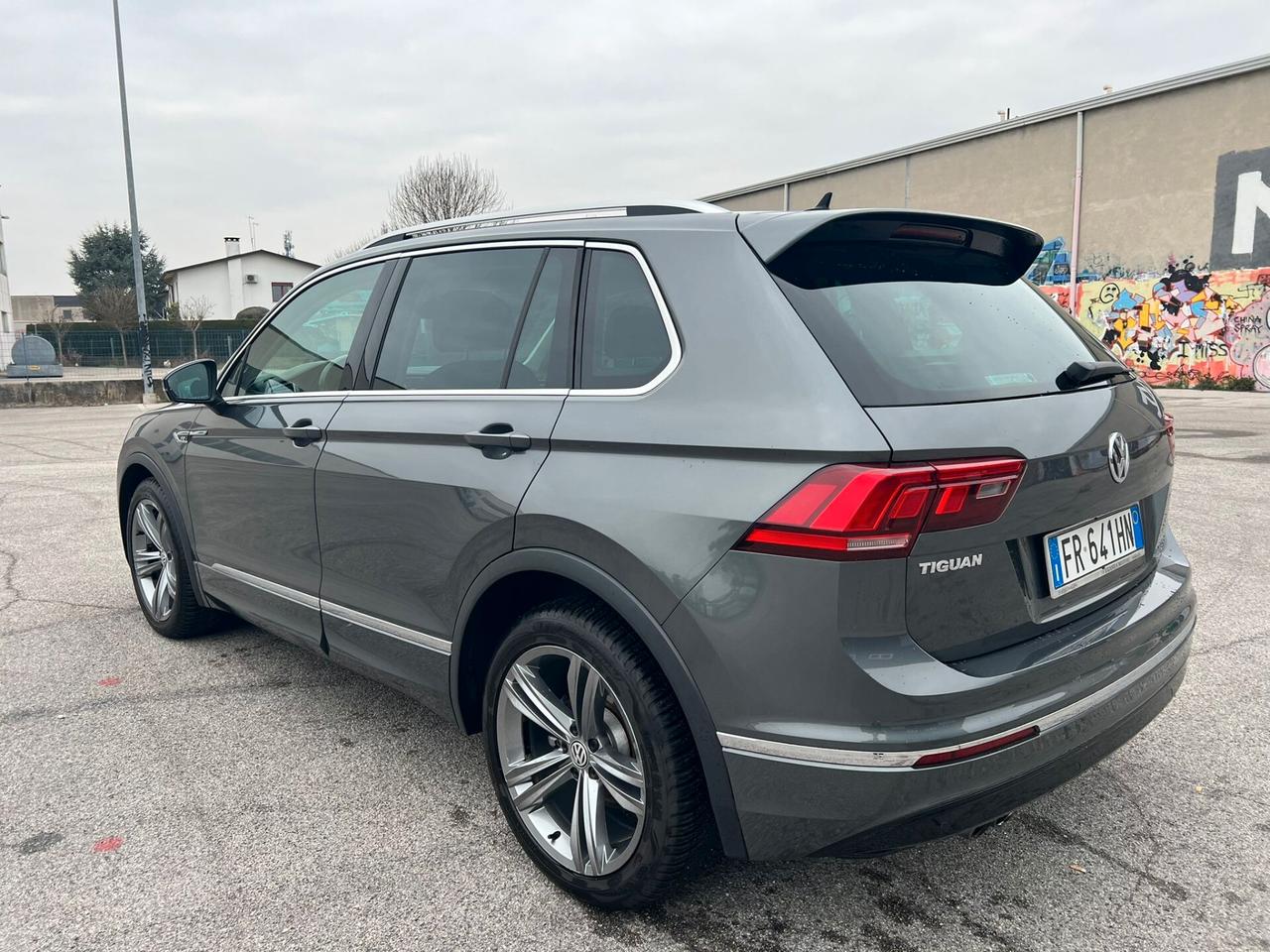 Volkswagen Tiguan 1.6 TDI SCR Sport BlueMotion R-LINE