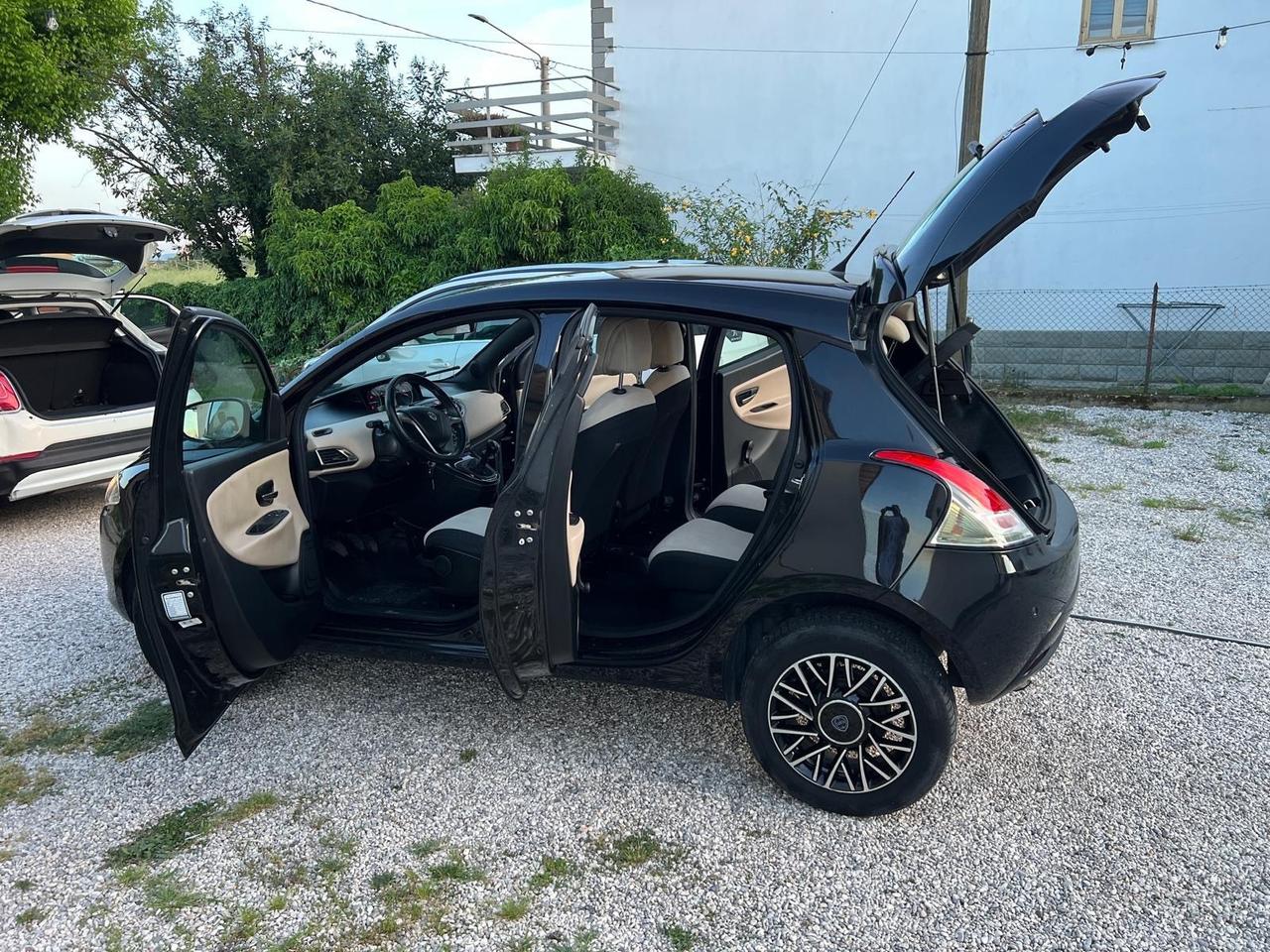 Lancia Ypsilon 0.9 TwinAir 85 CV 5 porte Metano Ecochic Elle