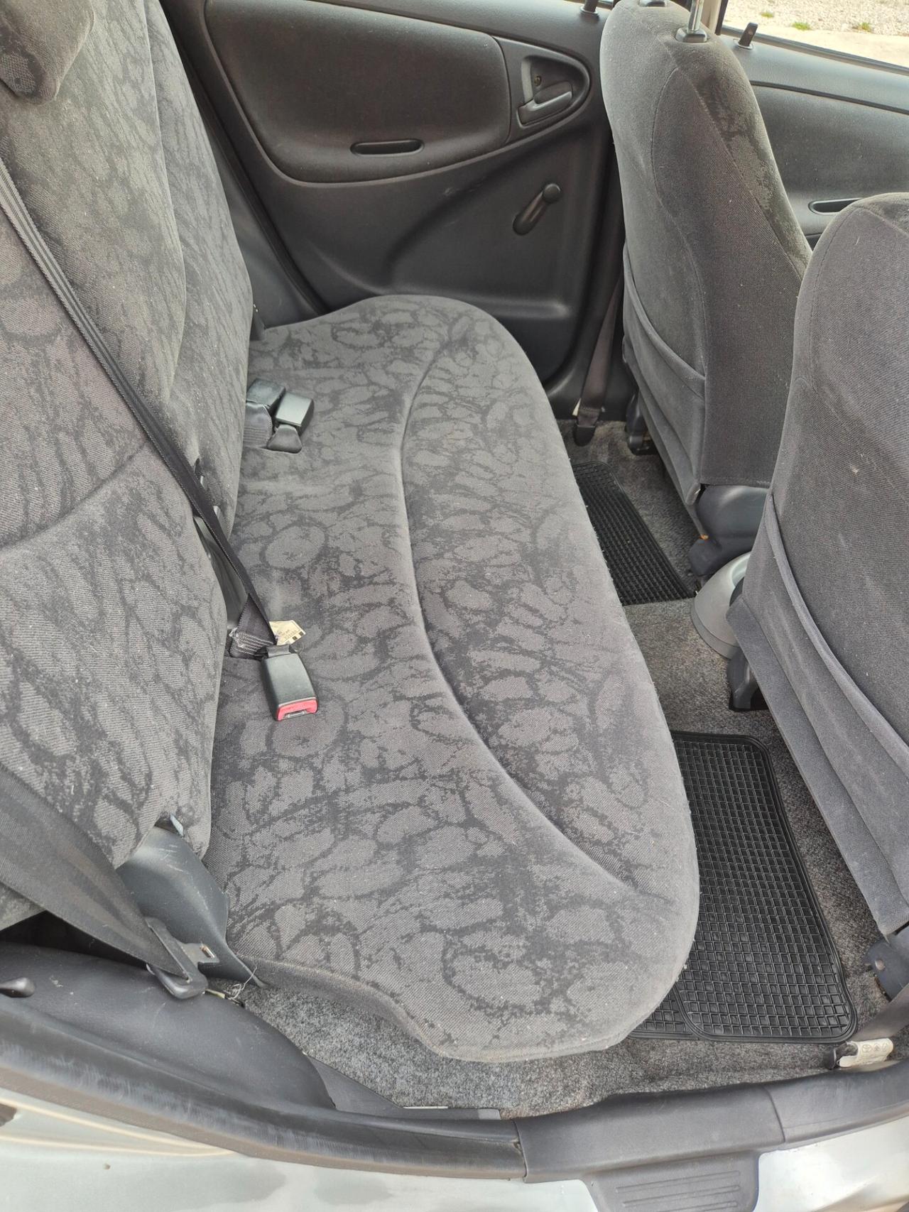 Toyota Yaris 1.0i 16V cat 5 porte neopatentati