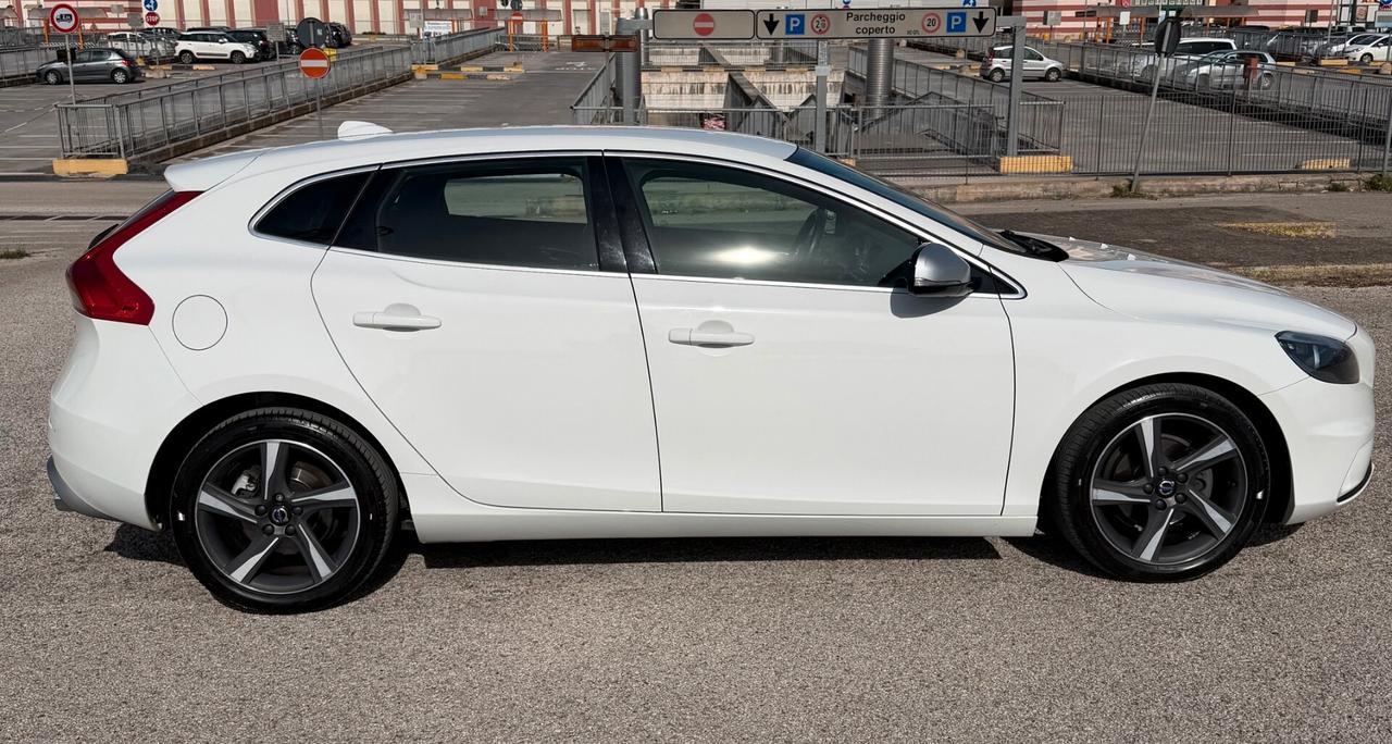 Volvo V40 D2 1.6 R-design Kinetic