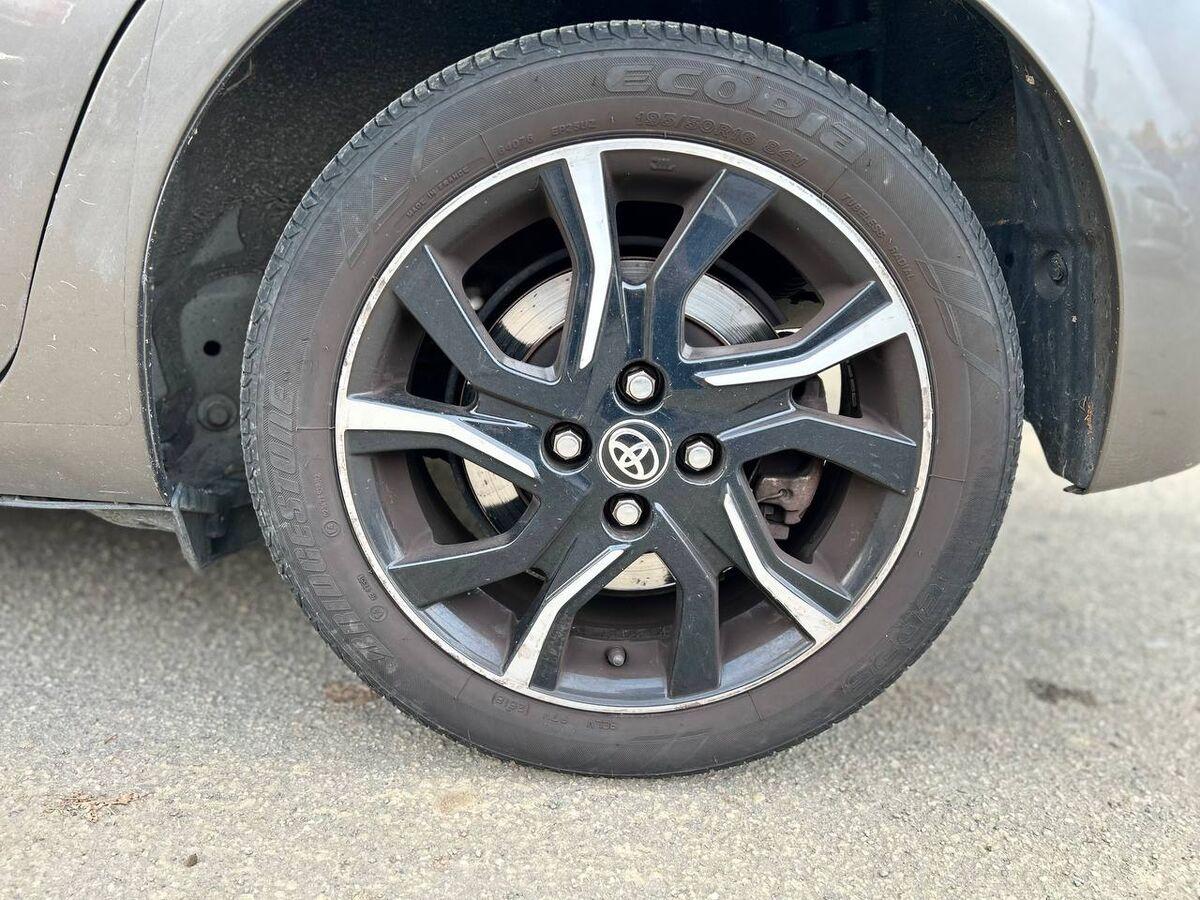 Toyota Yaris 1.5h Trend Red Edition 5p