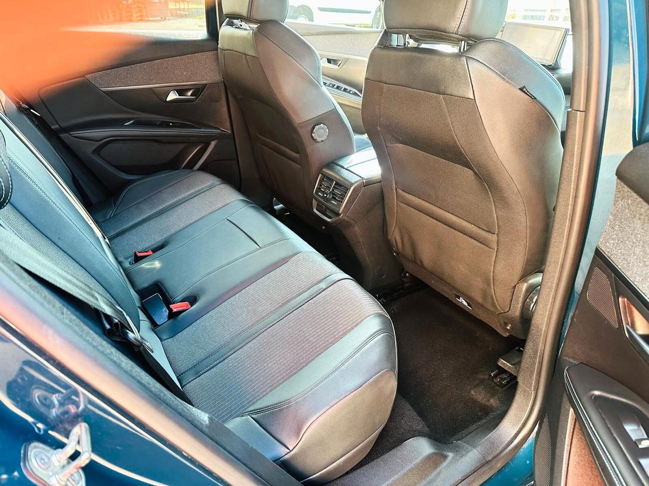 Peugeot 3008 Hybrid4 300 e-EAT8 GT