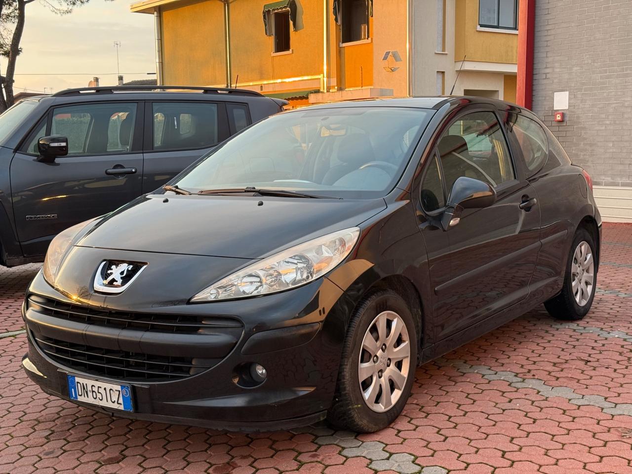 Peugeot 207 1.4 HDi 70CV - NEOPATENTATI