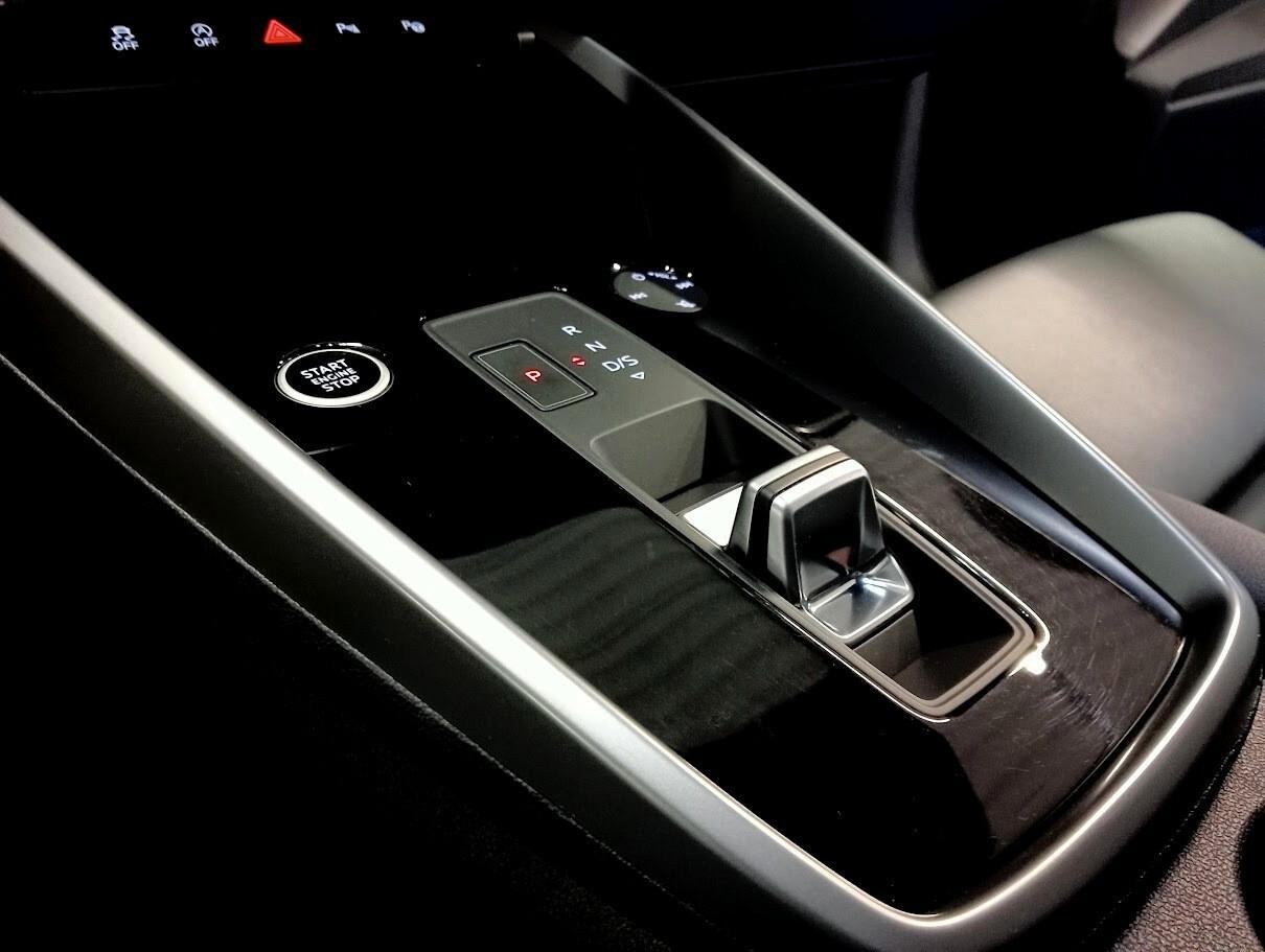 Audi A3 2.0 TDI SLINE EXCLUSIVE IDENTITY BLACK 19" MATRIX