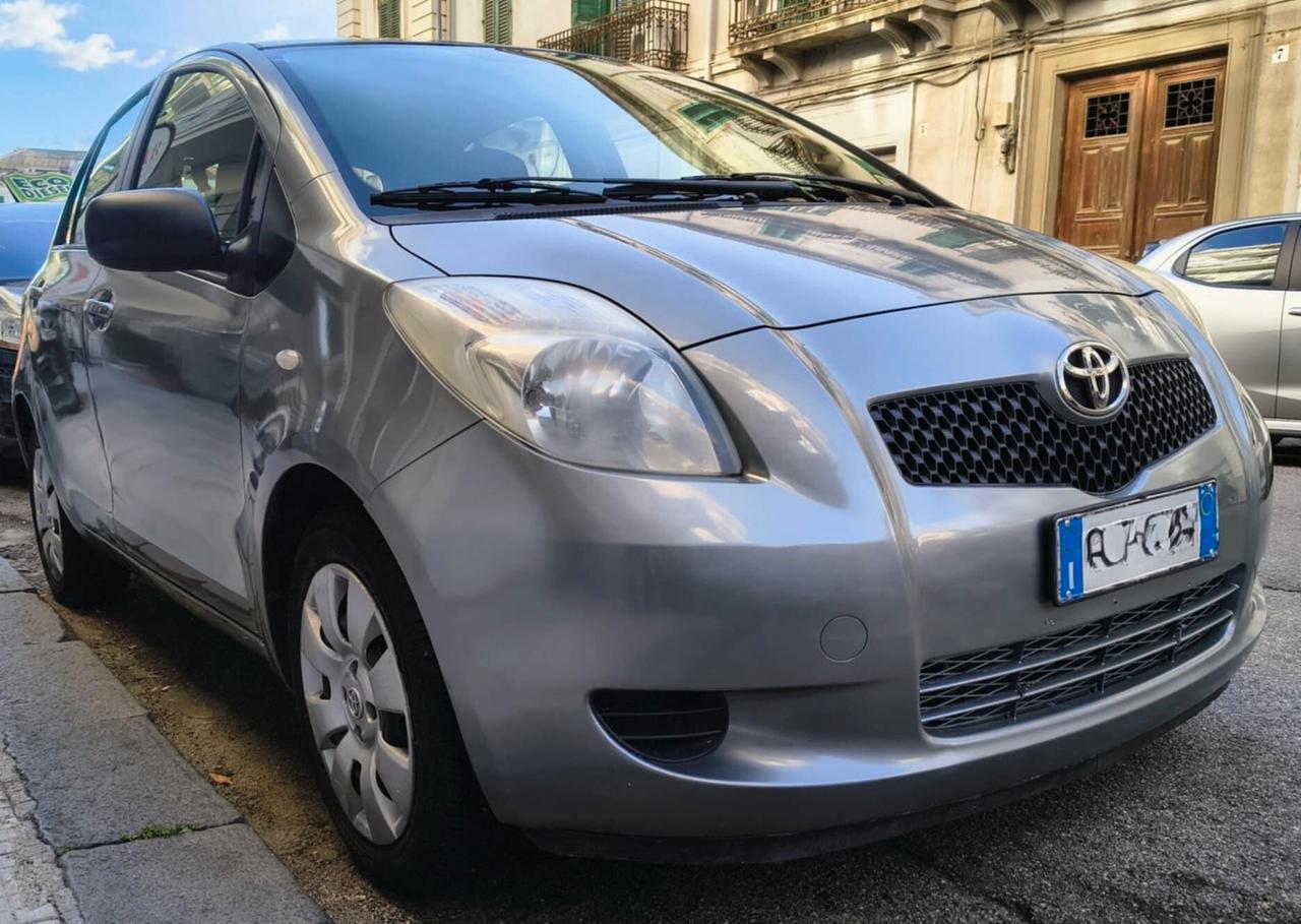 Toyota Yaris 1.0 5 porte