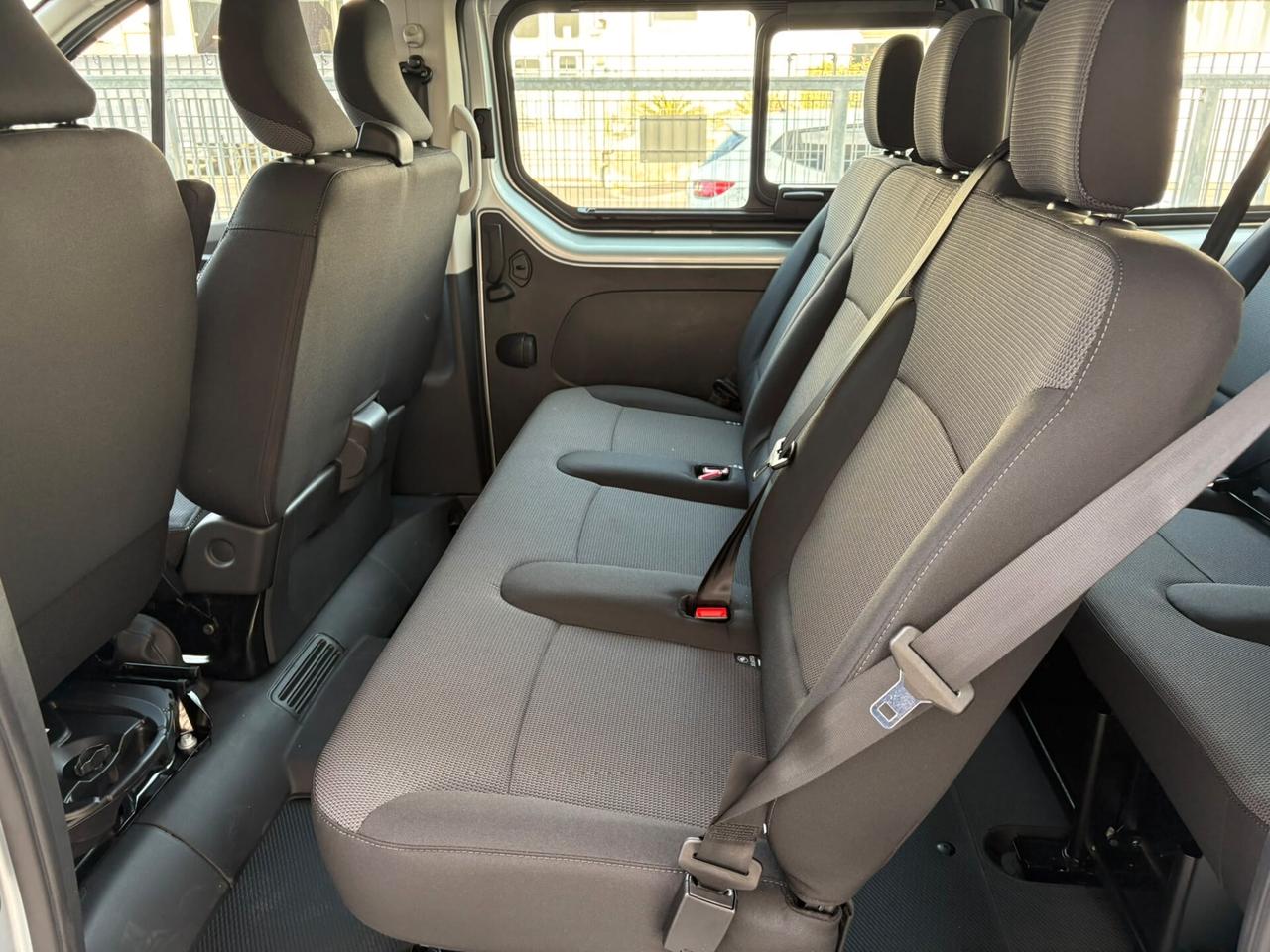 9 POSTI Nissan Primastar 2.0 dCi 150CV Aut PC-TN Bus N-Connecta