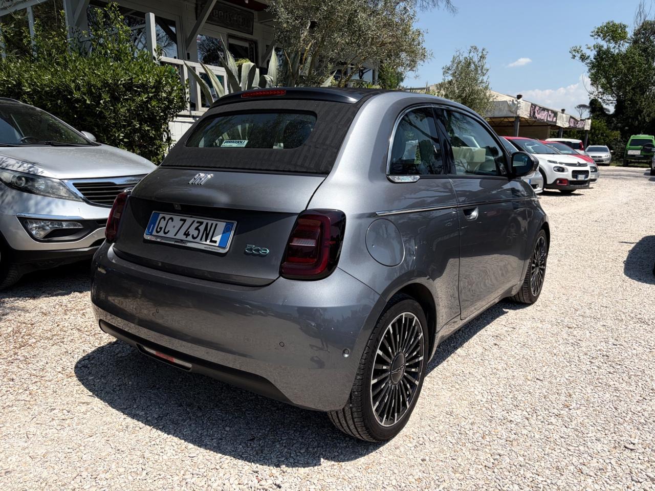 500e Cabrio 42 kWh La Prima interni in pelle apple car retrocamera