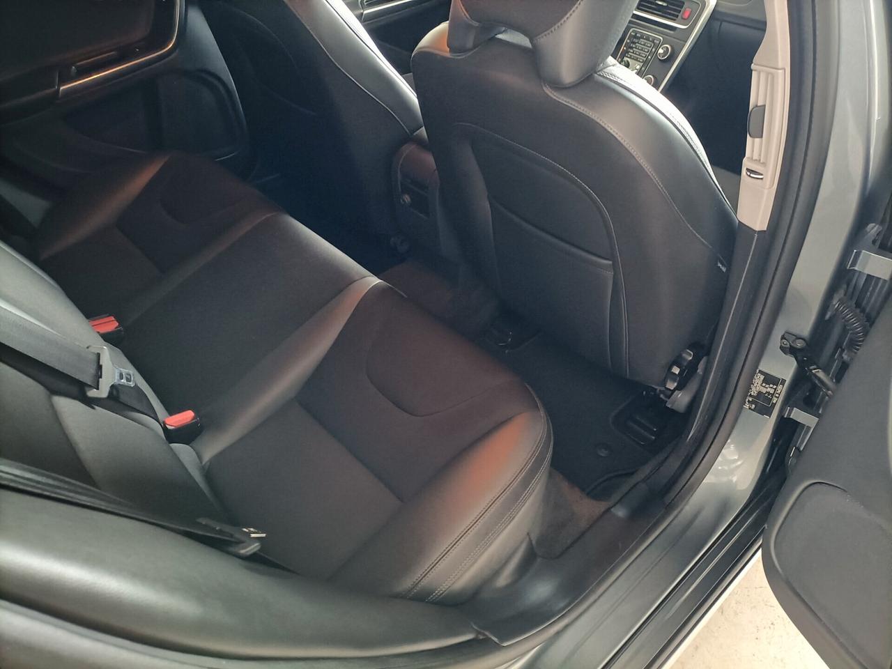 Volvo V60 2.0 D3 150 CV Geartronic R-design - 06/2016