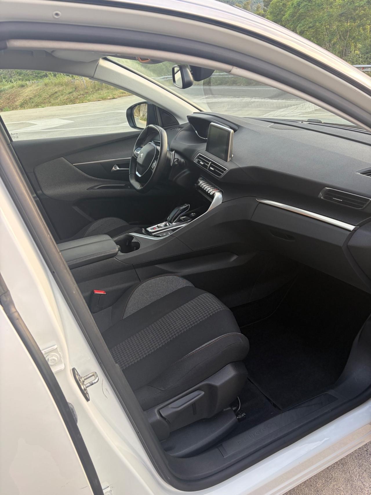 PEUGEOT 3008 BLUE HDI 2022