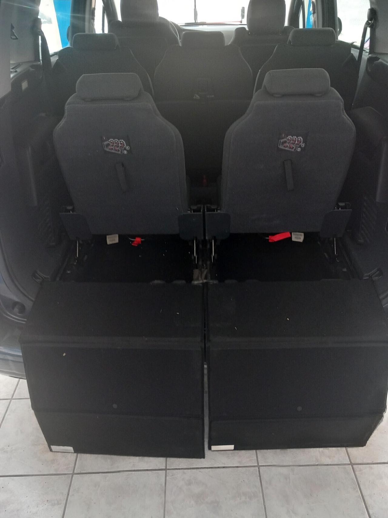 Peugeot 5008 1.6 diesel automatica 7 posti 152 mila km anno 2013