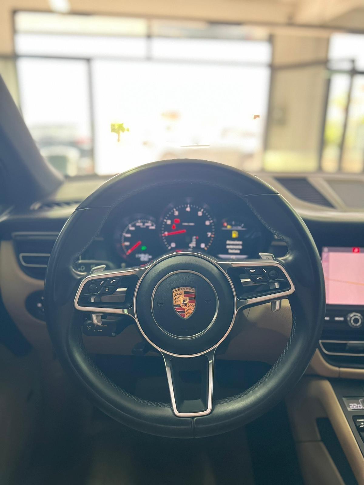 Porsche Macan 2.0 Iva esposta