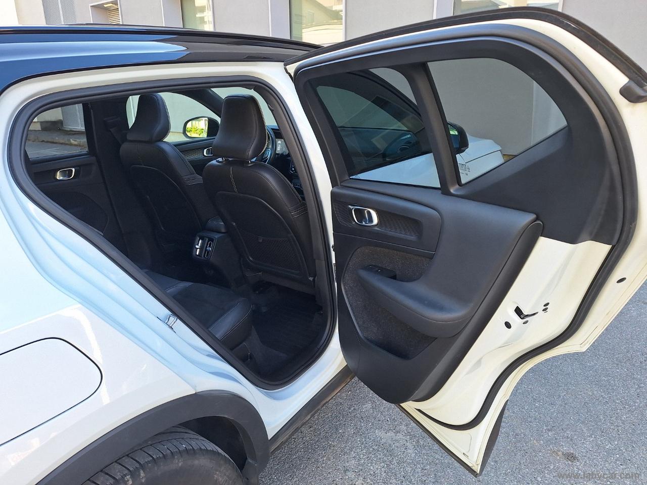 VOLVO XC40 D4 AWD R-design TETTO TAGLIANDI VOLVO UFF 360