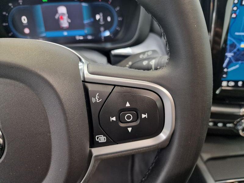 Volvo XC60 B4 (d) AWD Geartronic Momentum AUTOCARRO N1
