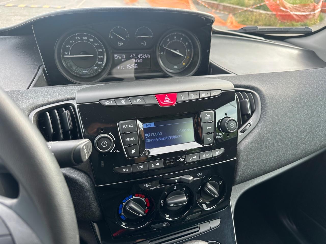 Lancia Ypsilon 1.0 Firefly Hybrid Silver