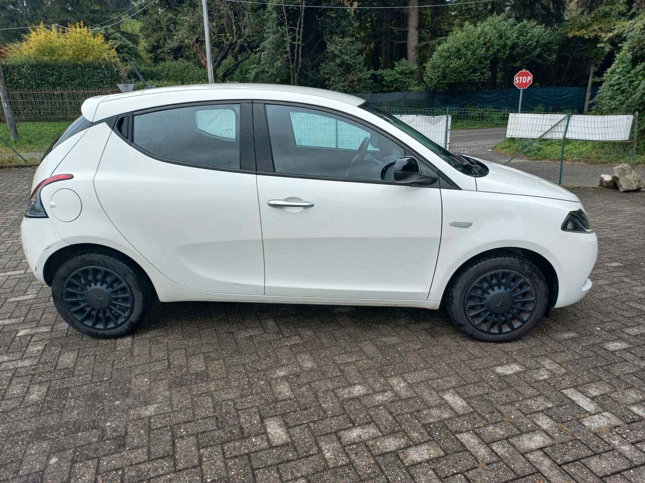 Lancia Ypsilon 1.0 FireFly 5 porte S&S Hybrid Ecochic Silver