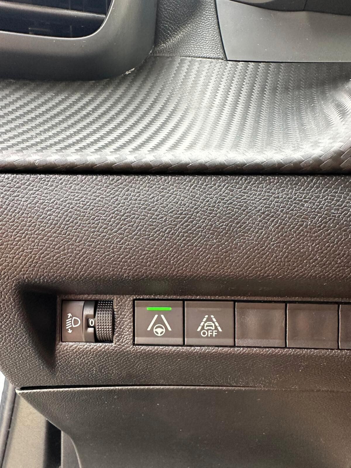 Peugeot 2008 BlueHDi 1.5HDI 130 S&S EAT8 Allure 2021 COCKPIT