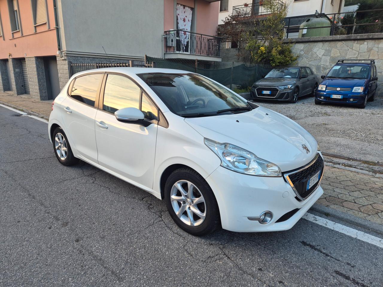 Peugeot 208 1.4 HDi 68 CV Neopatentati