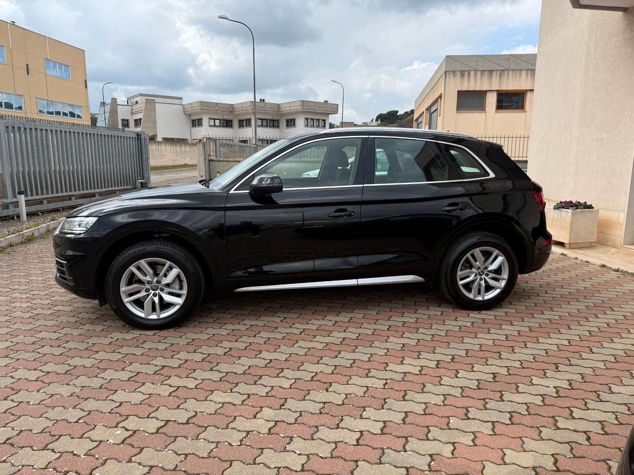 Audi Q5 2.0 40 TDI quattro S tronic Business Sport