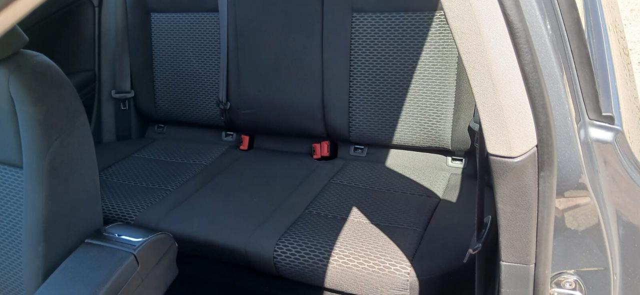Volkswagen Golf 6° 1.6 TDI DPF 3p. Highline - 2010