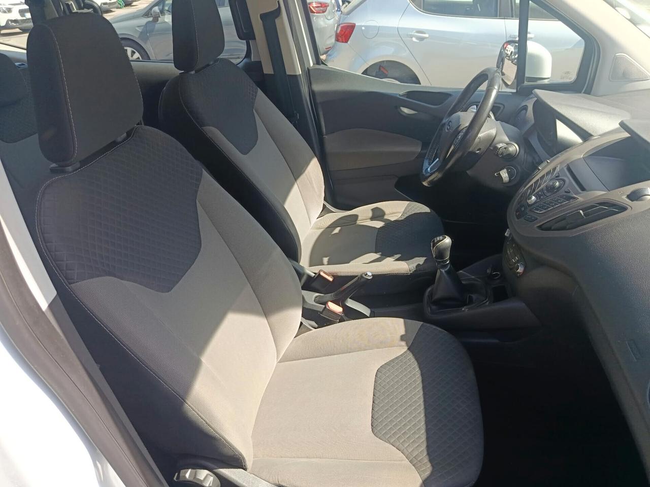 Ford Tourneo Courier 5.-p.o.s.t.i. TDCI 7 Plus