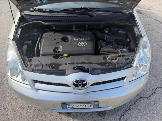 TOYOTA Corolla Verso 2.2 16V D-4D
