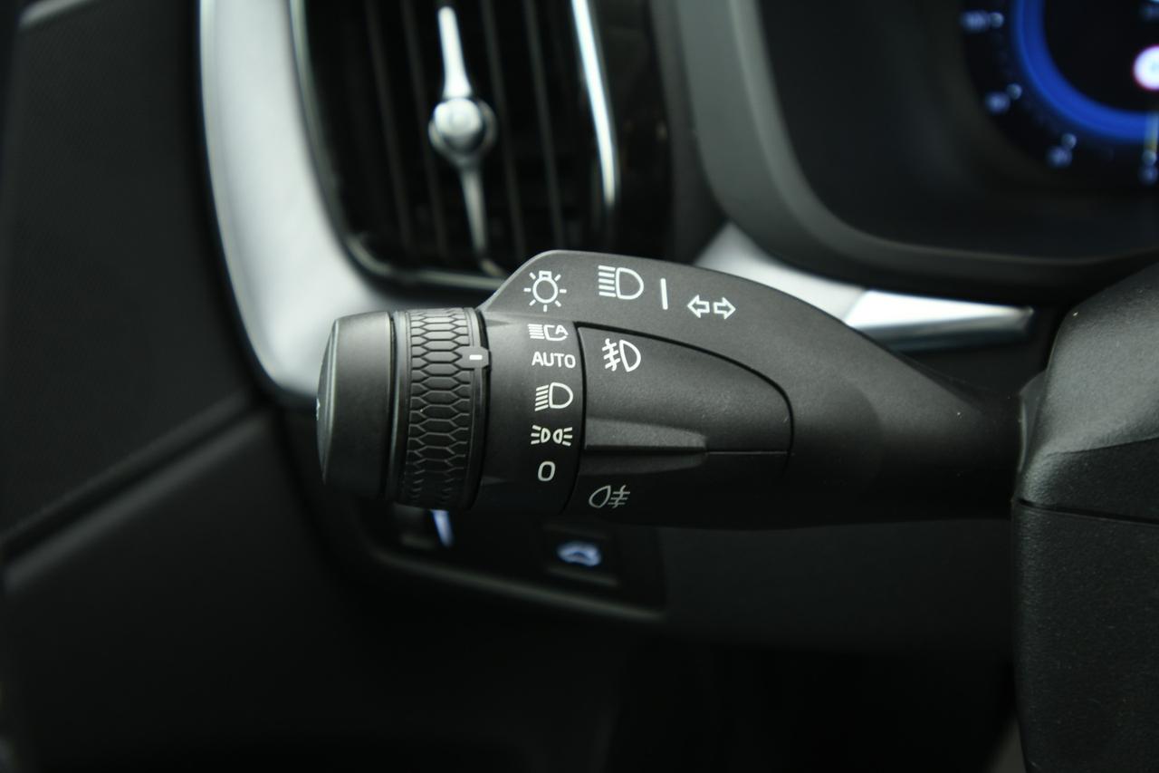 VOLVO XC60 2.0 b4 Momentum awd auto CAMERA+APP CONNECT+FULL LED