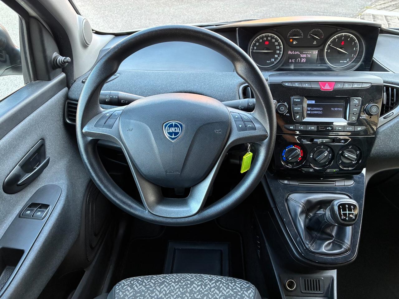 Lancia Ypsilon 1.2 69 CV Elefantino Blu 5 POSTI