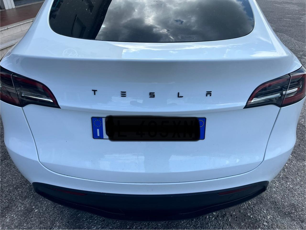 Tesla Model Y -- Standard Range