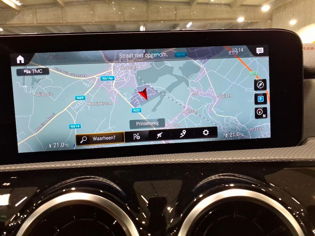 MERCEDES-BENZ CLA 180D 116CV 6M. AMG LINE ( FARI LED - CRUISE - PELLE - NAVI PREMIUM - NIGHT PACK - PARK ASSIST - CERCHI 18 - TETTO BICOLORE )