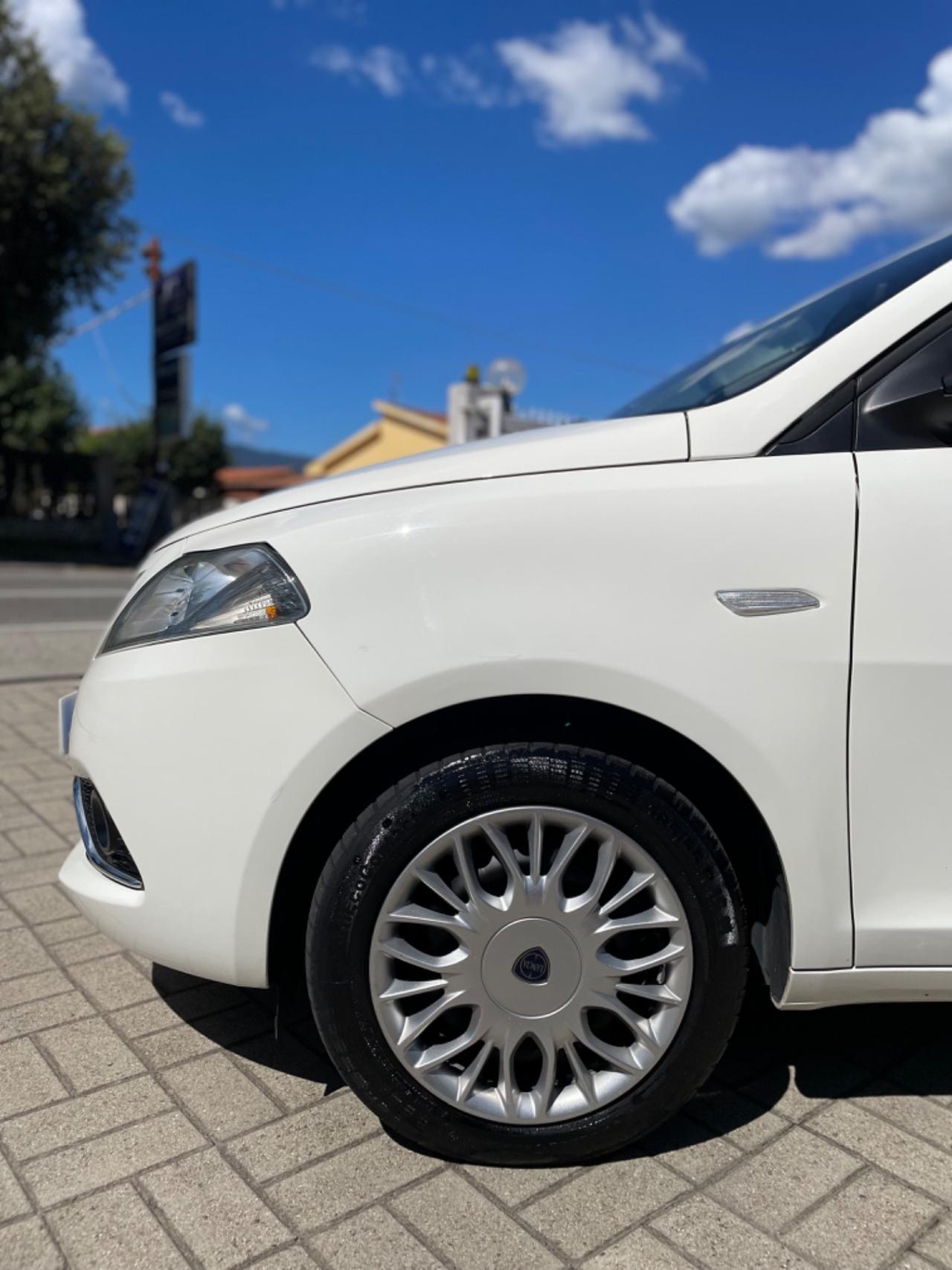 Lancia Ypsilon 1.2 69 CV 5 porte Silver